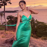 Auffälliges Maxikleid aus Satin mit Schnürung hinten und verdrehter Vorderseite und Cut-Out - Grün